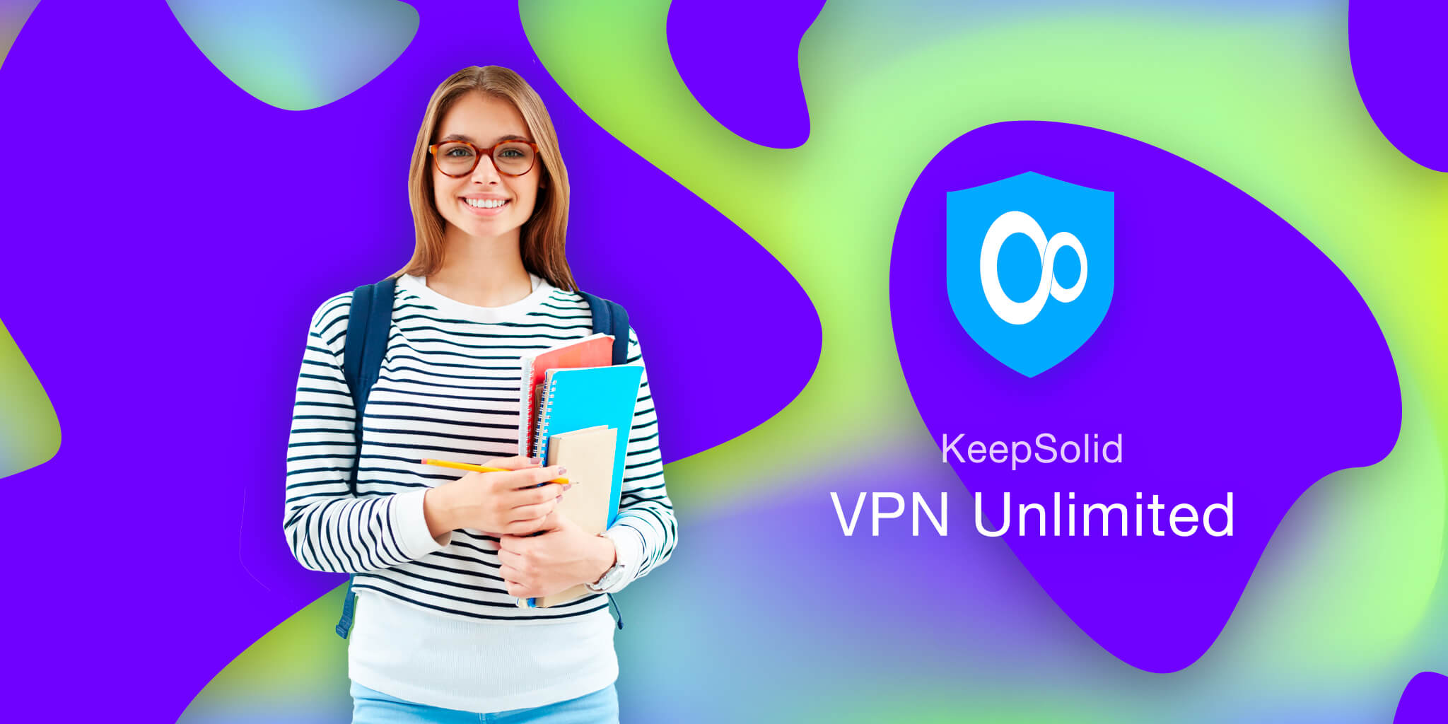   دانشجوی زن در دوربین لبخند می زند و از VPN در کالج استفاده می کند. 