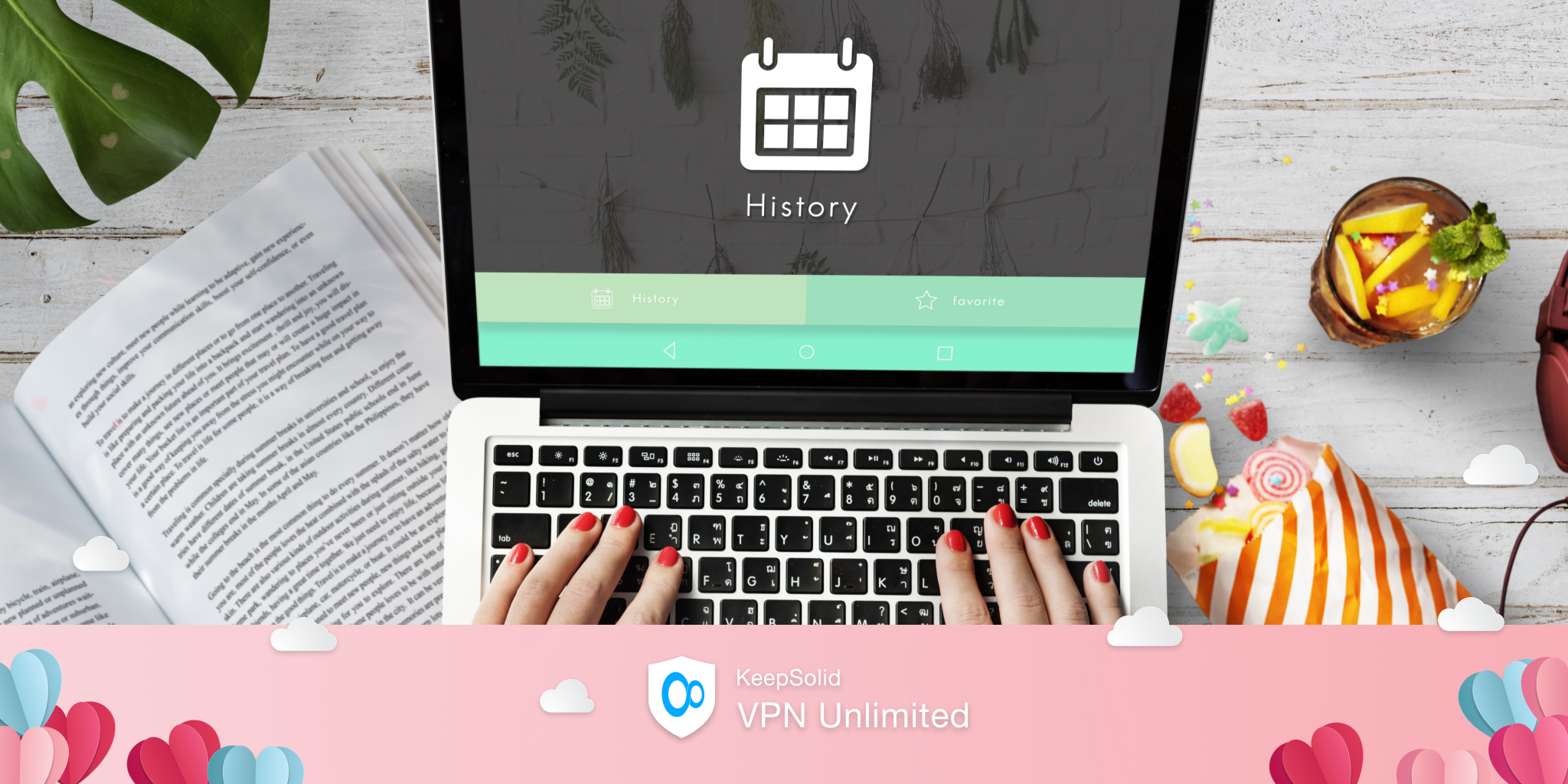    لپ تاپ روی میز با نماد ضبط بر روی صفحه نمایش تاریخچه مرورگر 