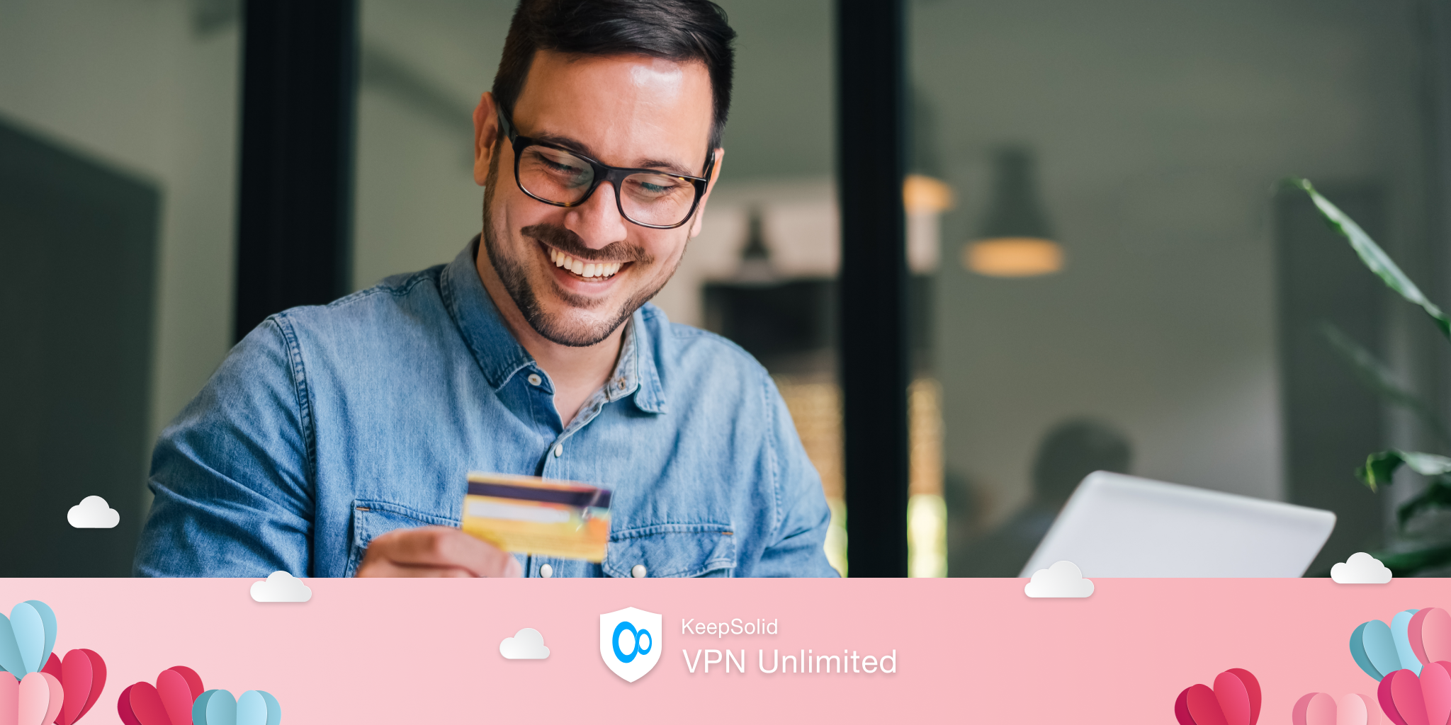   مرد جوان مبارک با خرید یک هدیه به صورت آنلاین و با استفاده از VPN برای حفظ خصوصی آن 