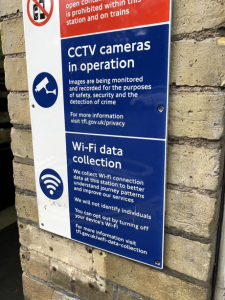   هشدار نشان دادن مجموعه wifi توسط TFL در لندن در ایستگاه لوله 