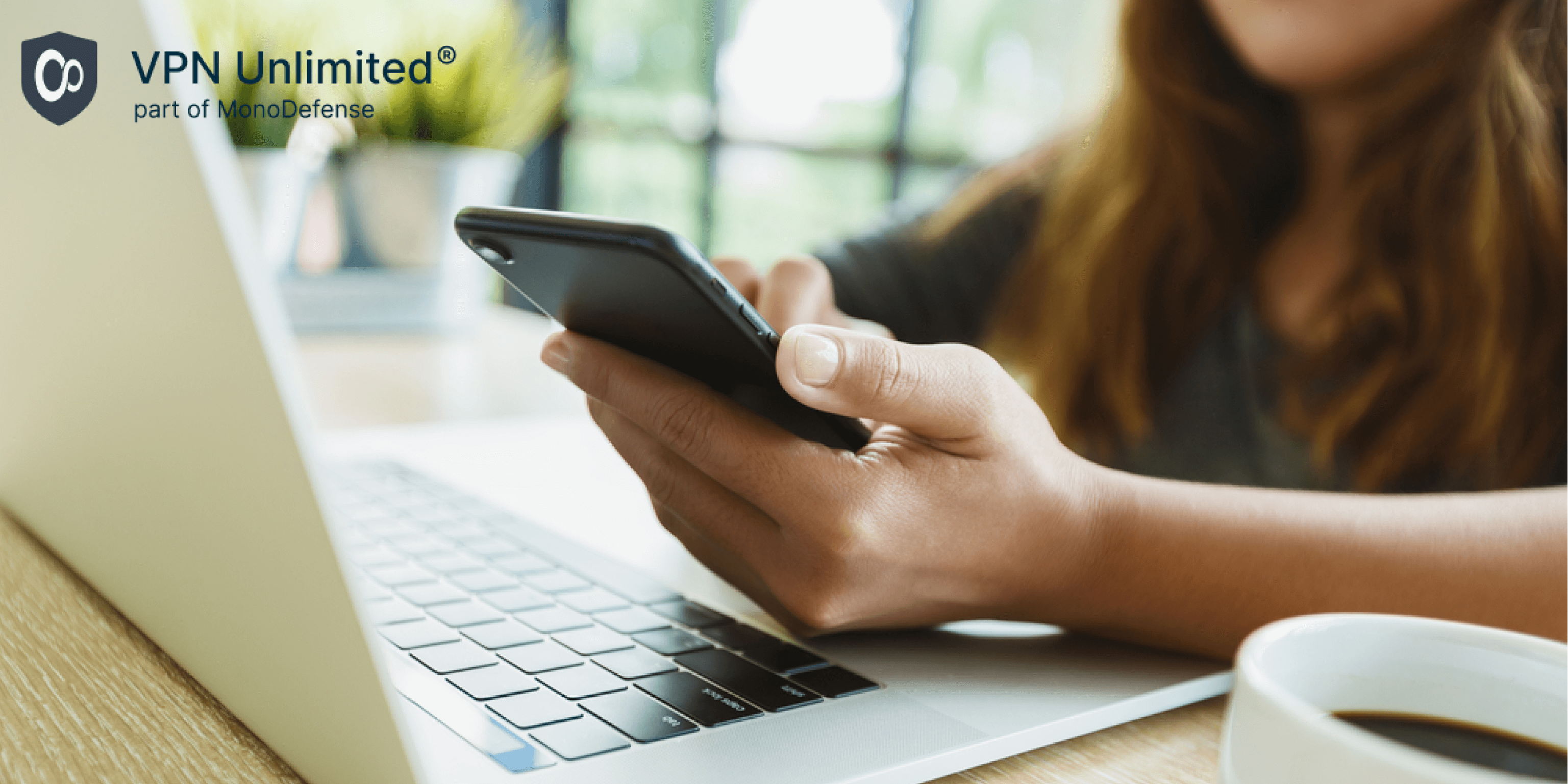   زنی که از VPN نامحدود در iPhone و Mac استفاده می کند 