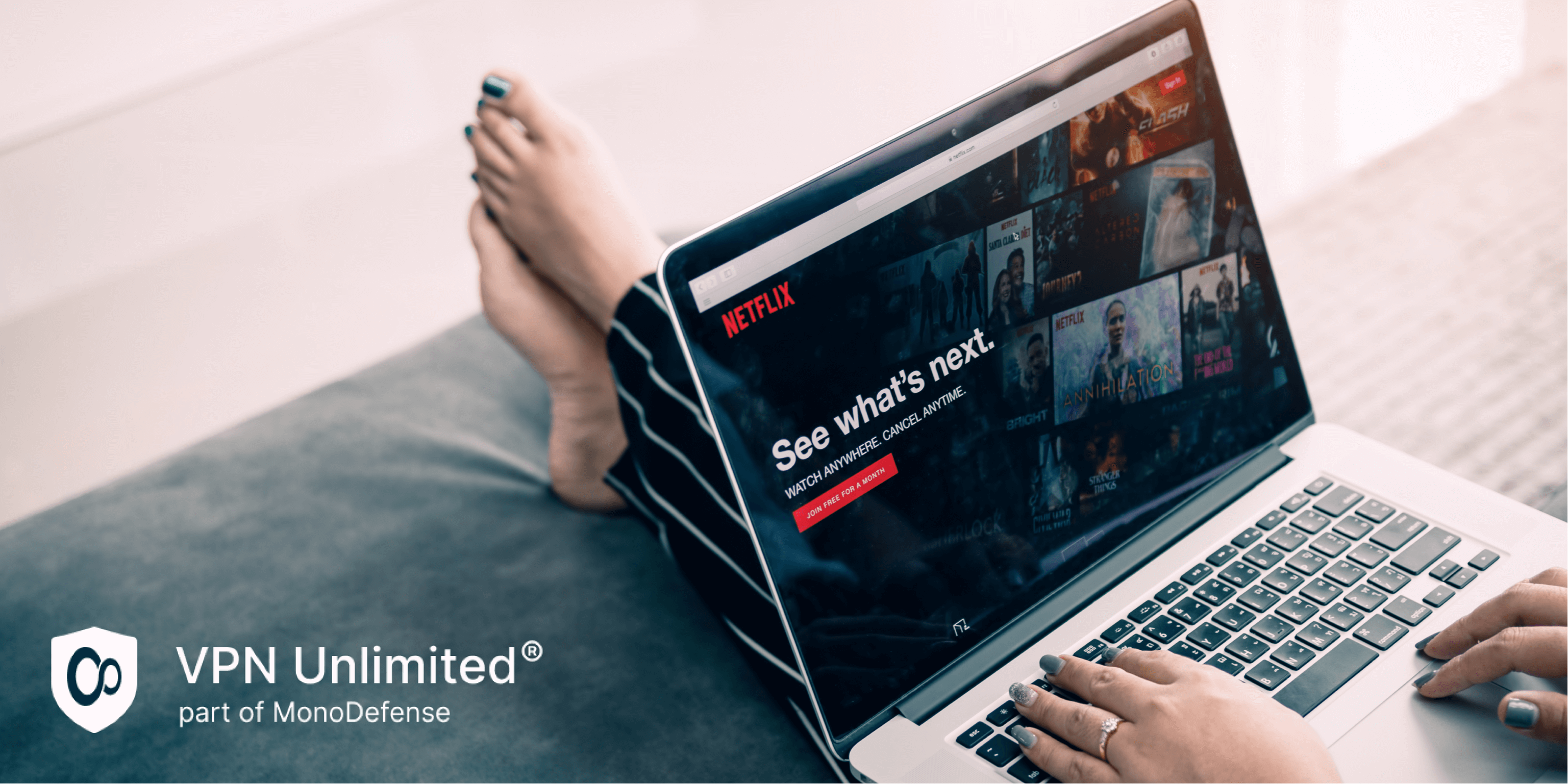   زنان با استفاده از لپ تاپ رایانه و تماشای Netflix ، زنان با بهترین VPN برای Mac رفع انسداد 