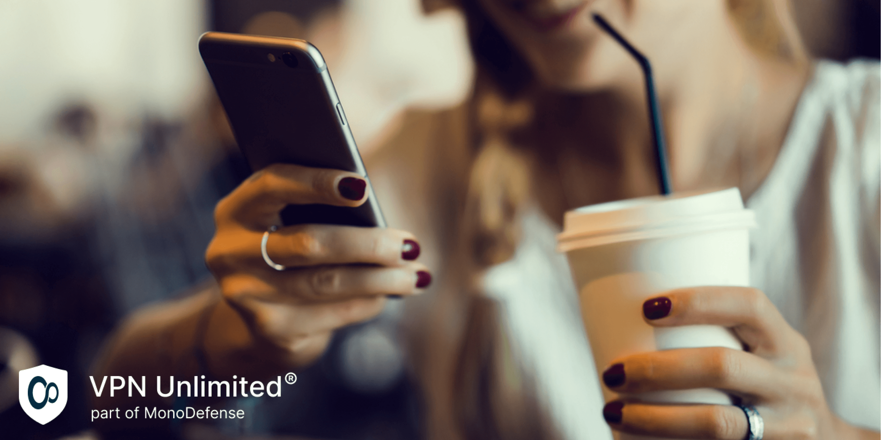   زنی در یک کافه با استفاده از آیفون متصل به Wi-Fi عمومی ، مفاهیم آنلاین وای فای رایگان با VPN محافظت می شود 